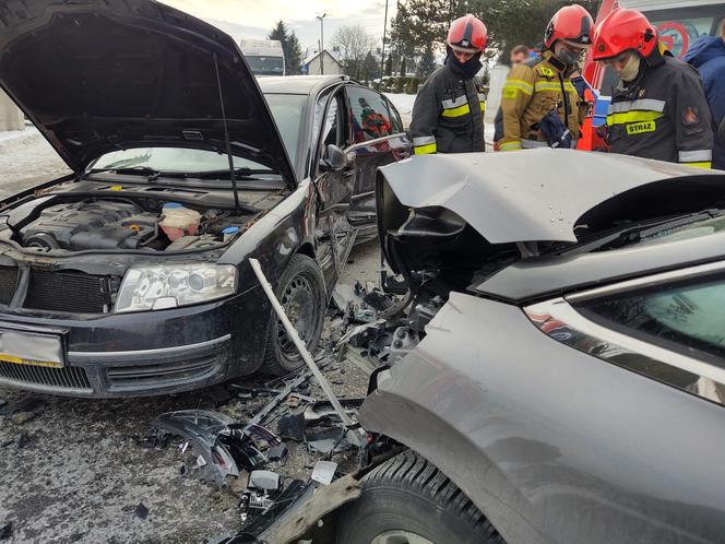 Potężna KRAKSA na ulicy Nawojowskiej w Nowym Sączu. Dwie osoby trafiły do szpitala