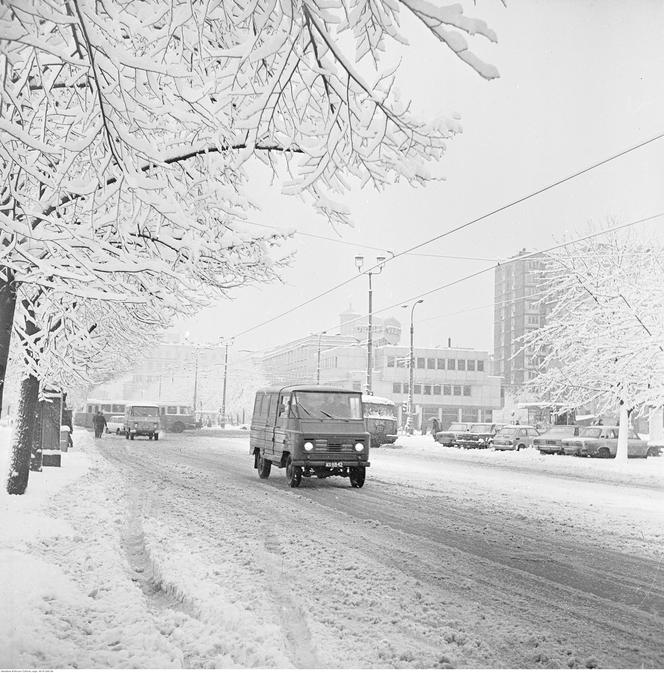 Ulica Królewska - widok w kierunku ul. Marszałkowskiej. Na zasypanej jezdni widoczna furgonetka Żuk. W tle budynek ORBIS