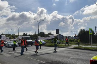 Drugi dzień protestu kolejarzy w Polsce. Blokują drogi m.in. w Dąbrowie Górniczej