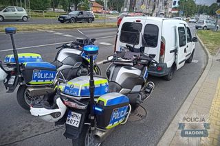 Był tak pijany, że policjanci wywęszyli go przez szybę. Na pace kupa śmieci i dwóch pasażerów