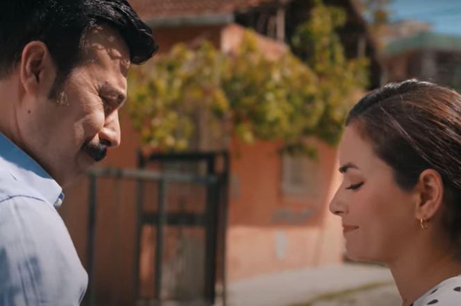 Cenger zabiera Aynur do domu, w którym się wychowali 