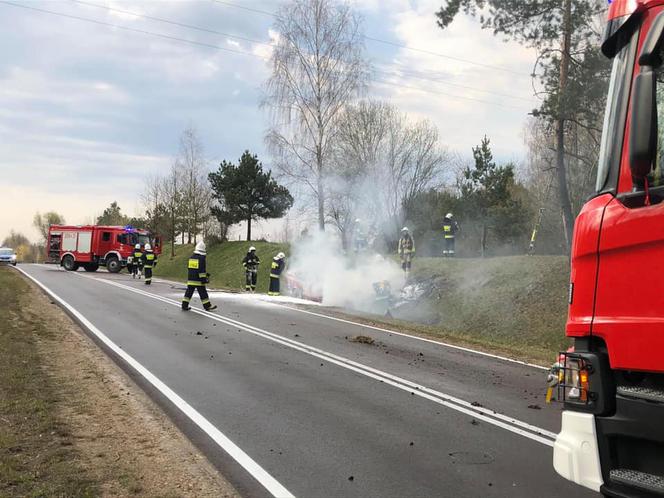 Podlaskie. Pożar auta na DK 65. Kierowcę i pasażera uratował policjant