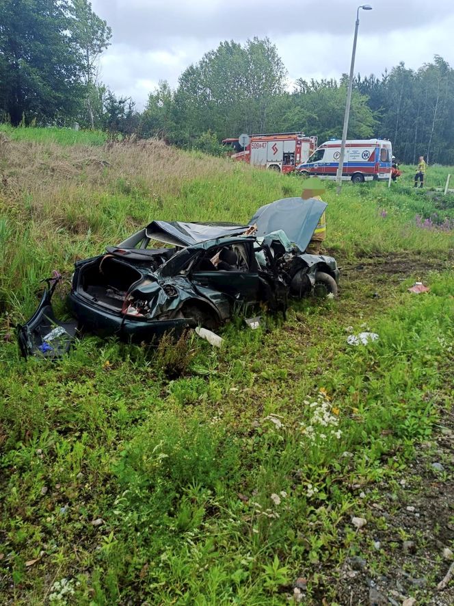 Osiek. Poważny wypadek na przejeździe kolejowym. 60-latek wjechał prosto pod pociąg [ZDJĘCIA].