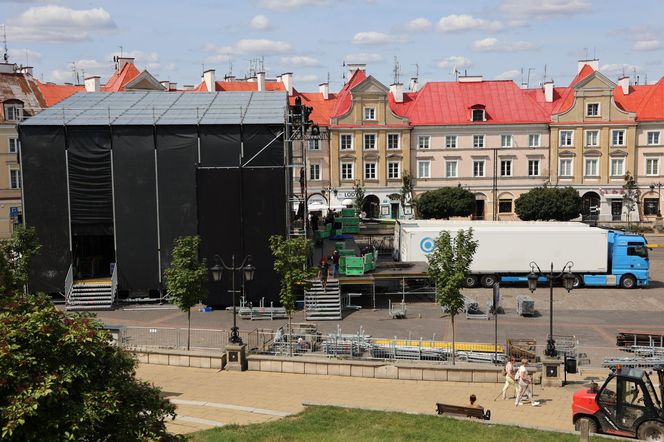 Przed sobotnim koncertem trwa budowa sceny na pl. Zamkowym w Lublinie