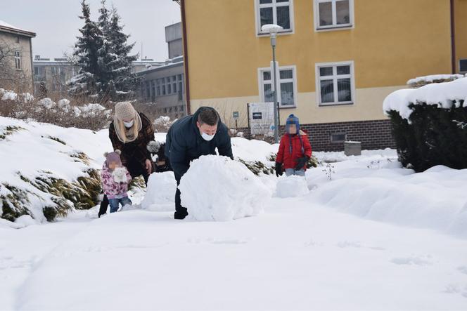 Ulepił bałwana i wycałował żonę