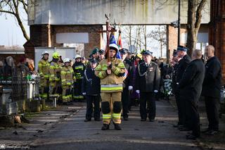 Tłumy na pogrzebie Pawła. Dziennikarz i druh OSP spoczął na cmentarzu we Włocławku