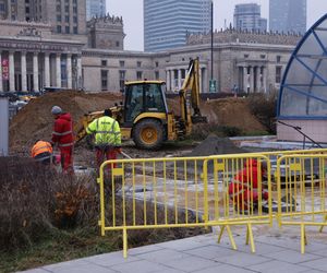 Budowa łąki kwietnej przy wejściu do metra Centrum w Warszawie