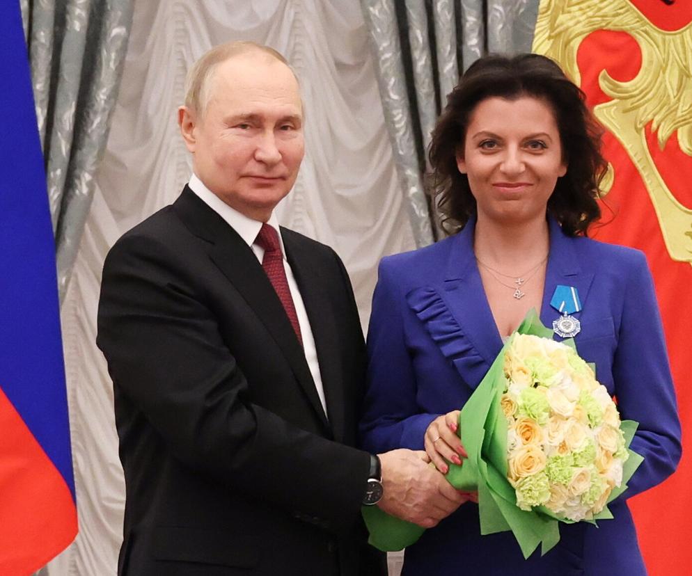 Putin wręczył order swojej pupilce. Ona prawie wsadziła mu język do ucha. Potem powiedziała coś strasznego