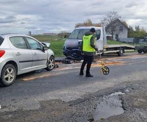 Wypadek na łuku drogi niedaleko Sławy. Dwie osoby poszkodowane