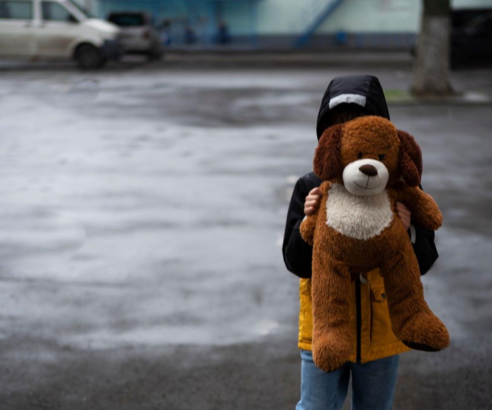 Wstrząsający widok w Iławie. Ubłocone dziecko błąkało się po mieście i piło wodę z kałuży