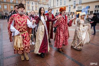 Maturzyści tańczą poloneza na Rynku w Opolu