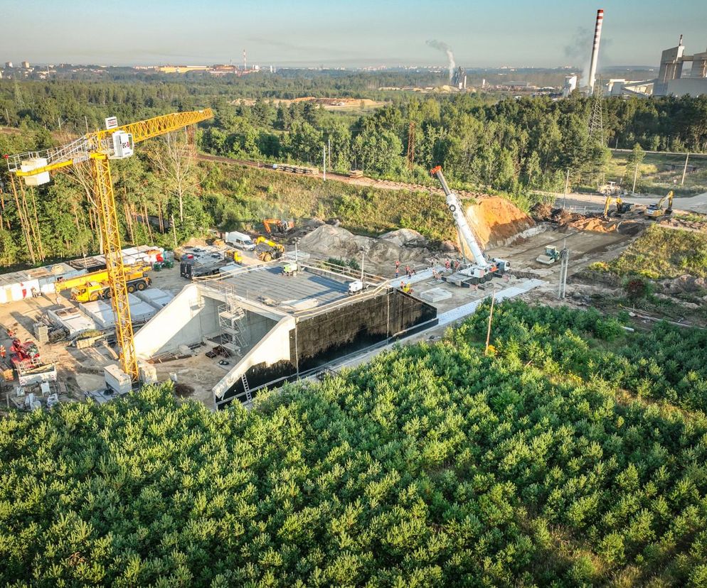 Wsuwanie wiaduktu kolejowego w nasyp w Częstochowie przez Strabag
