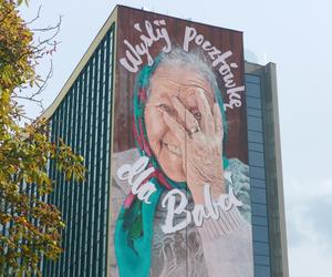 Legenda powróciła do Białegostoku. Słynny mural Wyślij pocztówkę dla babci oficjalnie odsłonięty
