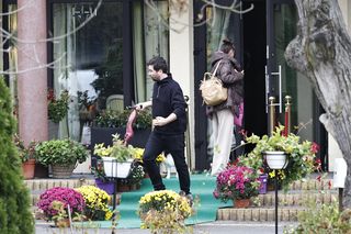 Jan Kliment z żoną i synem wyjeżdżają ze ślubu Kasi Cichopek i Macieja Kurzajewskiego. Tak wyglądali po imprezowej nocy