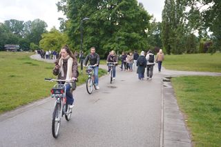 Studenci Politechniki gromadzą się w okolicy terenu juwenaliów