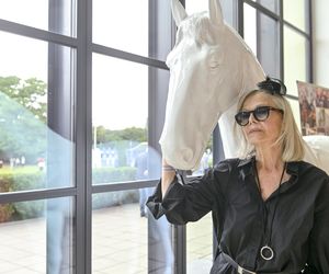 Weronika Rosati z rodzicami na Derbach w Warszawie. Na czerwonym dywanie pojawił się tłum gwiazd!