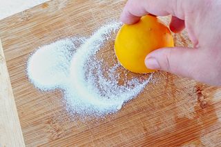 Ten trik znały nasze babcie! Cytrynę mieszały z solą i czyściły nią na błysk!