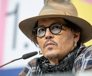 To dlatego Johnny Depp nosi ciemne okulary. Wcale nie chodzi o styl!