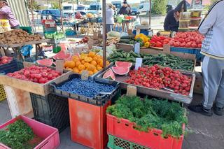 Byliśmy na bydgoskim targowisku. Tanio można kupić tylko wczorajsze rzodkiewki