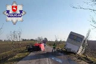  Osobówka huknęła w autobus. Jedna osoba nie żyje, 5 osób rannych, wśród nich dzieci