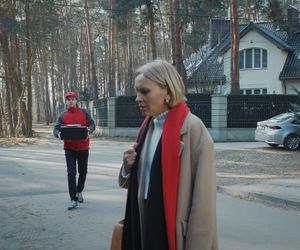 M jak miłość odc. 1869. Dorota (Iwona Rejzner), kurier (Jakub Dzięcielski)