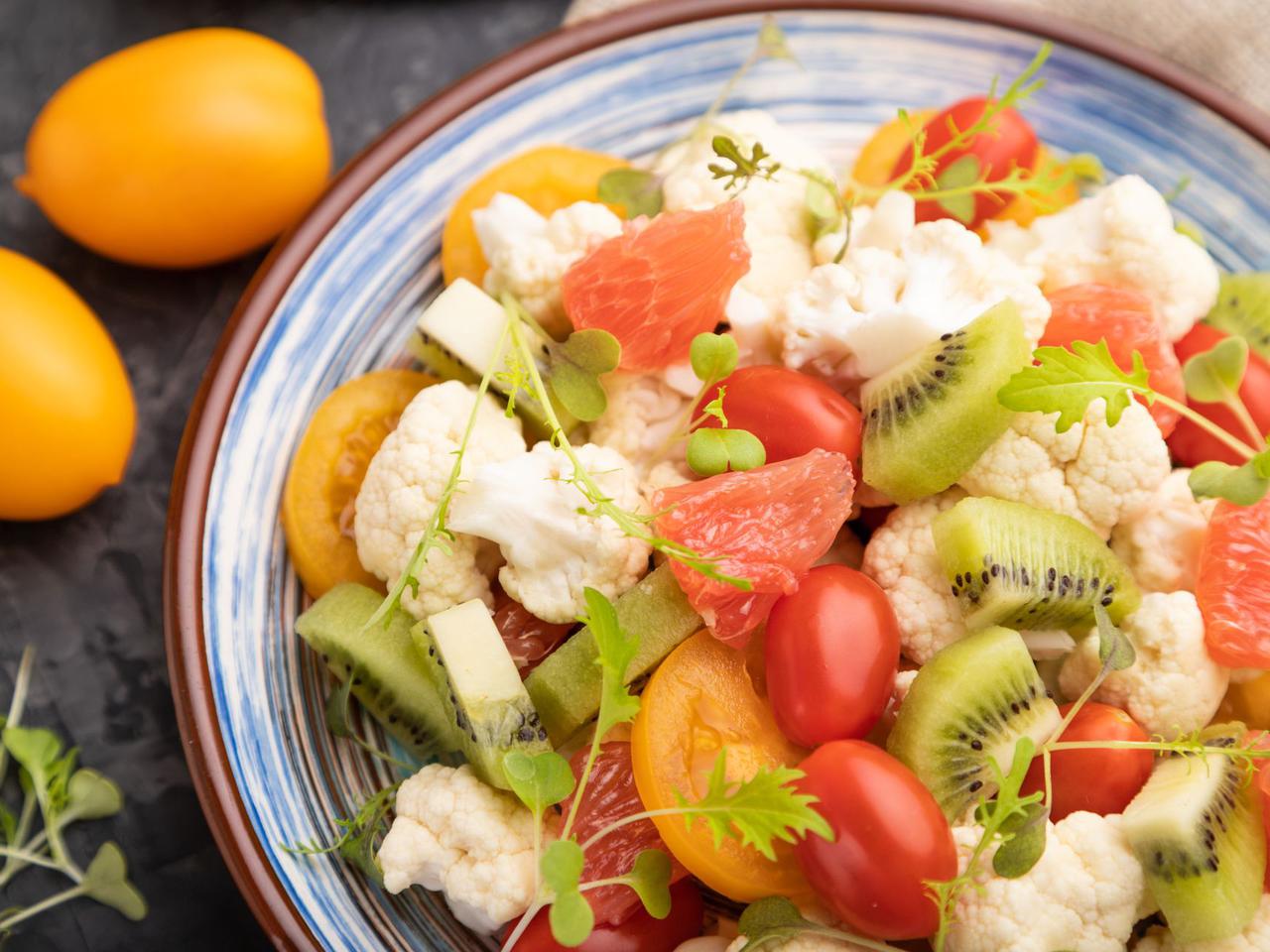 Przebojowa sałatka z surowego kalafiora z pomidorami i kiwi - prosta i kolorowa bomba witaminowa