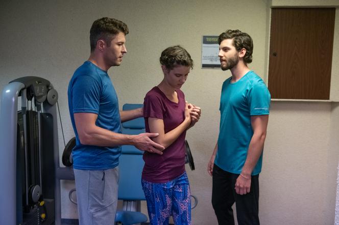 Na Wspólnej, odcinek 2791. Grzegorz (Michał Chruściel), Olaf (Maciej Brzoska), Ada (Wiktoria Wolańska)