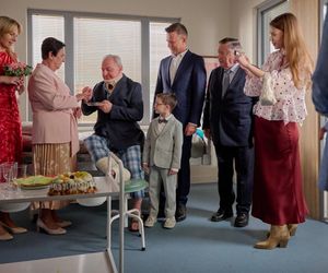 Na Wspólnej, odc. 4065. Helena (Małgorzata Peczyńska), Żaneta (Anna Guzik), Mania (Zuzanna Kaszuba), Zbigniew Sokół (Wiesław Cichy), Wojtek (Wojciech Błach), Ludzik (Gustaw Marczak), Włodek (Mieczysław Hryniewicz)