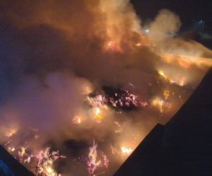 Strażacy walczyli z ogniem na składowisku odpadów w Bełżycach