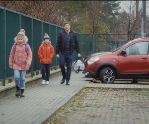 M jak miłość, odcinek 1853: Marcin (Mikołaj Roznerski), Szymek (Staś Szczypiński), Maja (Laura Jankowska)