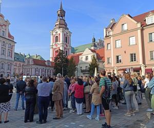 Pikieta urzędników poznańskich na Placu Kolegiackim