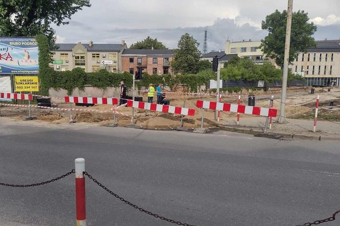 Przy skrzyżowaniu ulicy Cmentarnej z ul. ks. Jana Niedziałka w miejscu prac remontowo-budowlanych zostały ujawnione szczątki ludzkie nieznanego pochodzenia