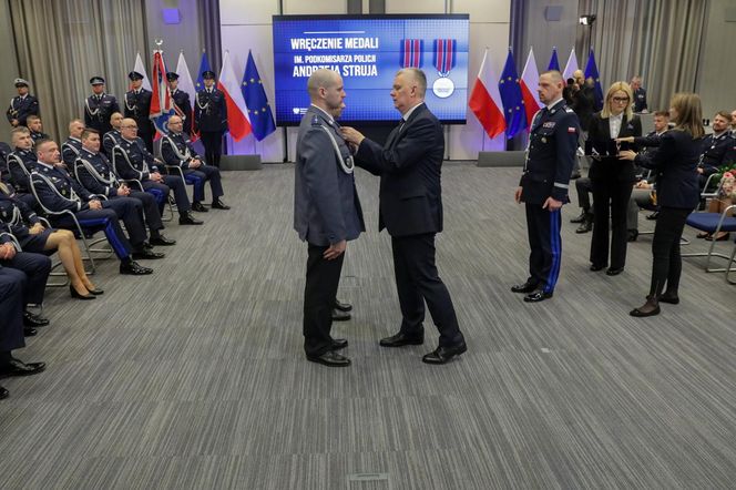 Z narażeniem życia ratowali innych. 81 policjantów odebrało medale 