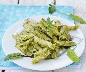 Pesto ze szczawiu do makaronu: sprytny przepis na szczawiowy sos do klusek