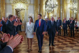 Marta Nawrocka w jasnej kreacji na Zamku Królewskim