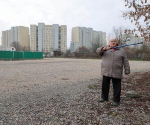 Błoto zamiast czystego chodnika. Straciłam buta w tym bagnie!