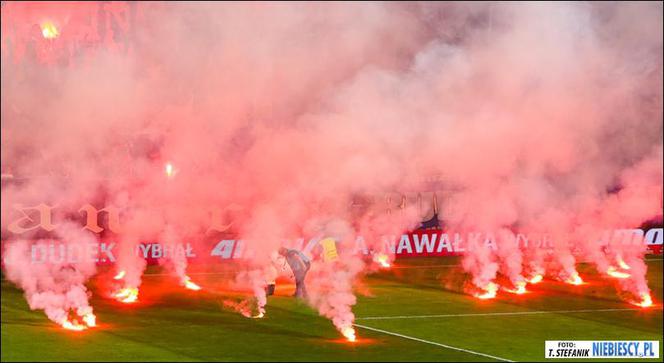 Chorzów: Zadyma na stadionie Ruchu. Kibole odpalili race i wdarli się na murawę [GALERIA]