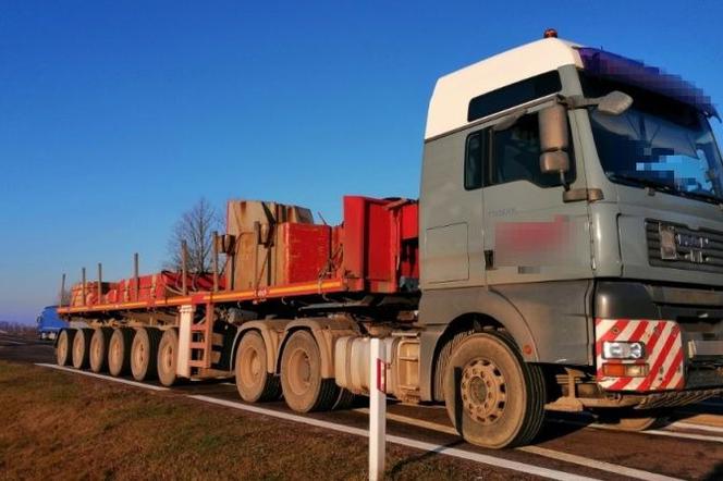 94-tonowy transport. Bez zezwolenia, na zdartych oponach i z szeregiem innych naruszeń