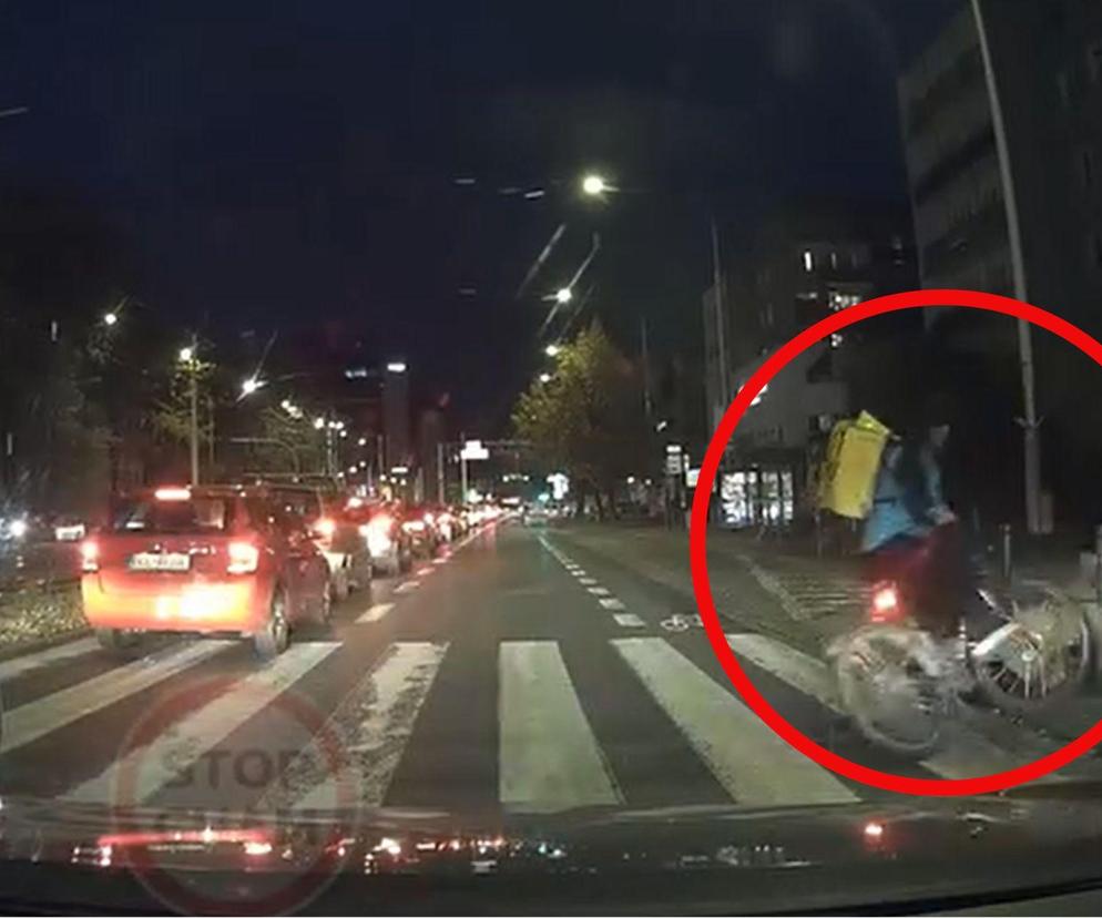 Rowerzysta potrącił pieszą na przejściu w centrum miasta [WIDEO]