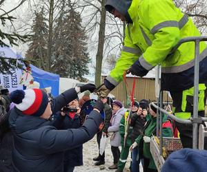 Ubieranie miejskiej choinki w Lesznie