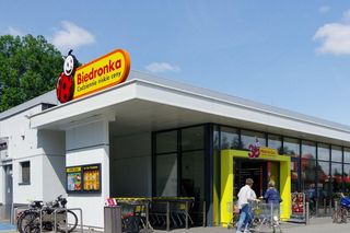 Polacy ruszyli do Biedronki. Promocje -90% to nie wszystko. Można zrobić zakupy za grosze