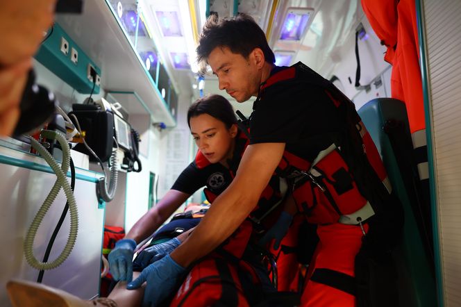 Szpital św. Anny odc. 1. Tomek  Jaworski (Piotr Nerlewski), Marta  Galica (Klaudia Koścista)