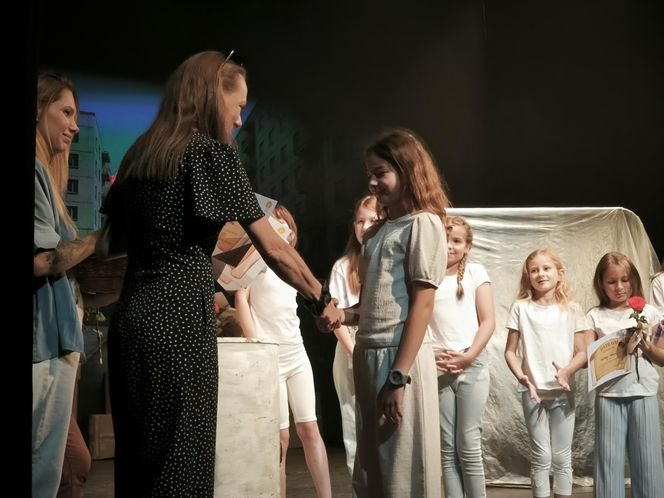 Spektakl na zakończenie warsztatów teatralnych w Teatrze Miejskim w Lesznie