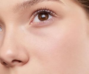 Jesienne trendy w makijażu. Te kolory na ustach i powiekach będą świetnym dopełnieniem ciepłej garderoby