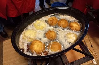 W Leszczyńskim Banku Żywności od rana smażą pączki 