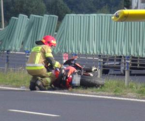 Tragiczny wypadek na S8 pod Wołominem. Motocyklista huknął w bariery, nie żyje