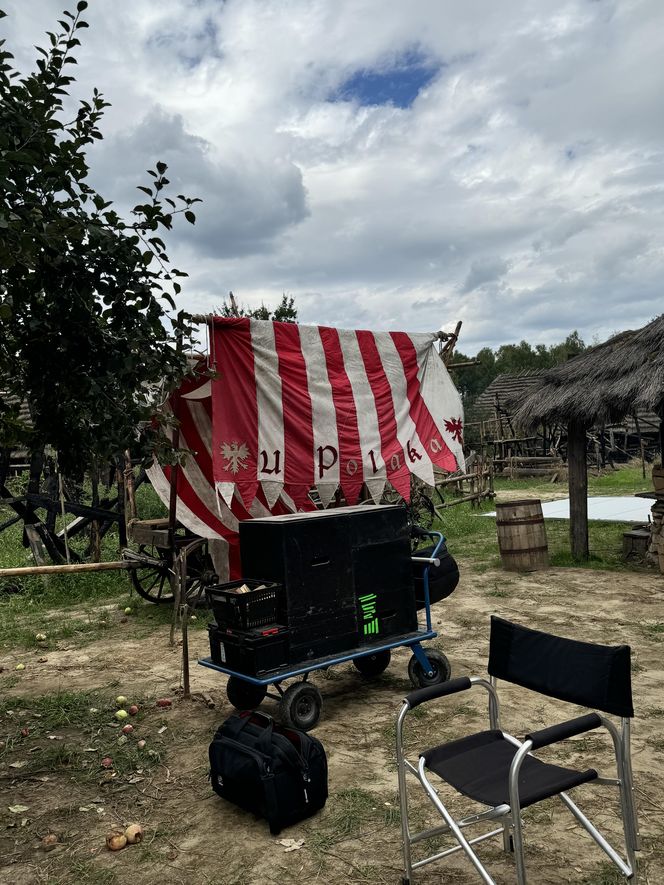 A oto kilka zdjęć scenografii i kostiumów.