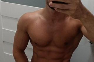 Wiktor Biernacki przed wejściem do Love Island