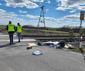 Bus wjechał pod pociąg! 29-letni kierowca nie miał szans [ZDJĘCIA]