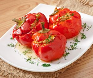 Papryki nadziewane kaszą jaglaną. Pomysł na lekkie i zdrowe danie z pomidorową nutą 